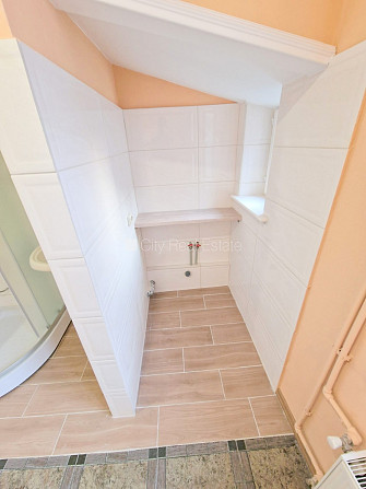 Fasādes māja, renovēta māja, ieeja no ielas, kāpņu telpa pēc kosmētiskā remonta, logi Rīga - foto 17