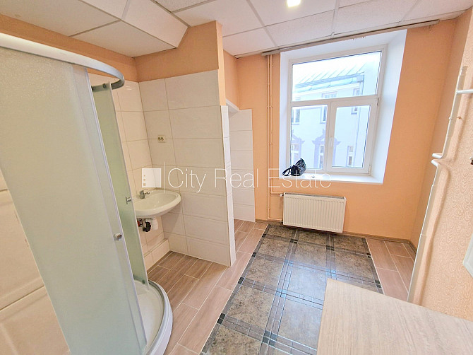 Fasādes māja, renovēta māja, ieeja no ielas, kāpņu telpa pēc kosmētiskā remonta, logi Rīga - foto 18