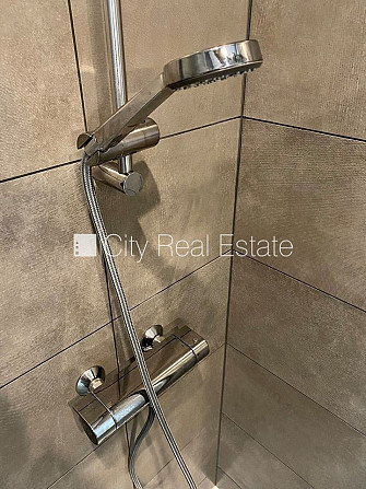 Фасадный дом, реновированный дом, вход с улицы, лифт, лестничная клетка после Рига - изображение 11