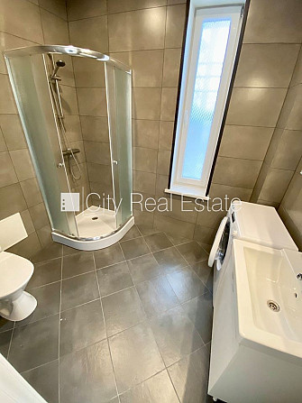 Фасадный дом, реновированный дом, вход с улицы, лифт, лестничная клетка после Рига - изображение 9