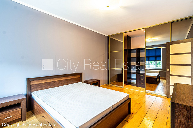 Фасадный дом, закрытый двор, место для машины, вход с улицы и со двора, лифт, Рига - изображение 5