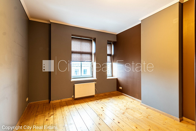 Фасадный дом, закрытый двор, место для машины, вход с улицы и со двора, лифт, Рига - изображение 9