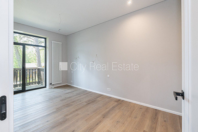 Новостройка, благоустроенная озеленённая территория, подъездная дорога покрыта Юрмала - изображение 6