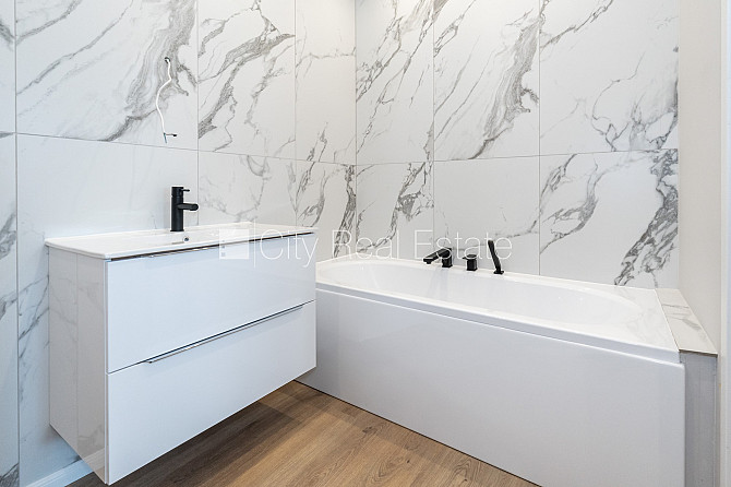 Новостройка, благоустроенная озеленённая территория, подъездная дорога покрыта Юрмала - изображение 16