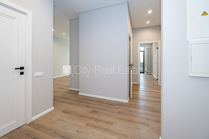 Новостройка, благоустроенная озеленённая территория, подъездная дорога покрыта Юрмала - изображение 9