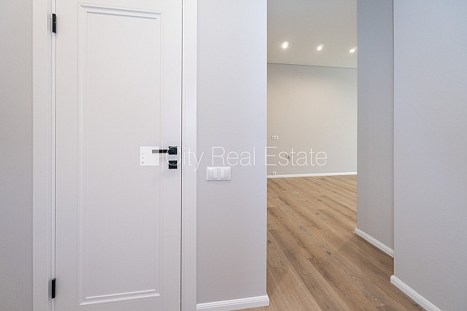 Новостройка, благоустроенная озеленённая территория, подъездная дорога покрыта Юрмала - изображение 17