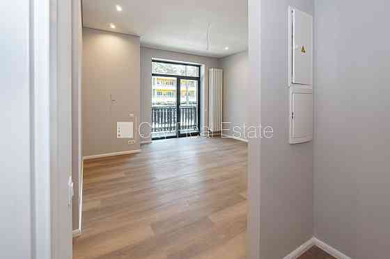 Новостройка, благоустроенная озеленённая территория, подъездная дорога покрыта Jūrmala