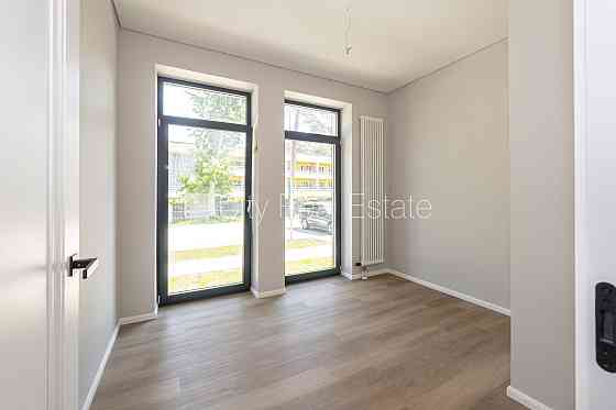 Новостройка, благоустроенная озеленённая территория, подъездная дорога покрыта Jūrmala