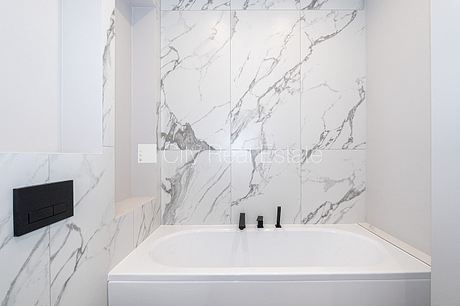 Новостройка, благоустроенная озеленённая территория, подъездная дорога покрыта Юрмала - изображение 17