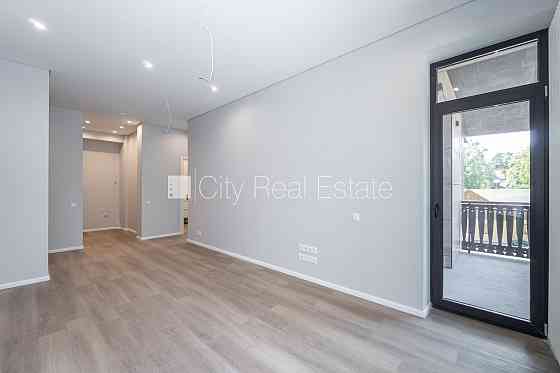 Новостройка, благоустроенная озеленённая территория, подъездная дорога покрыта Jūrmala