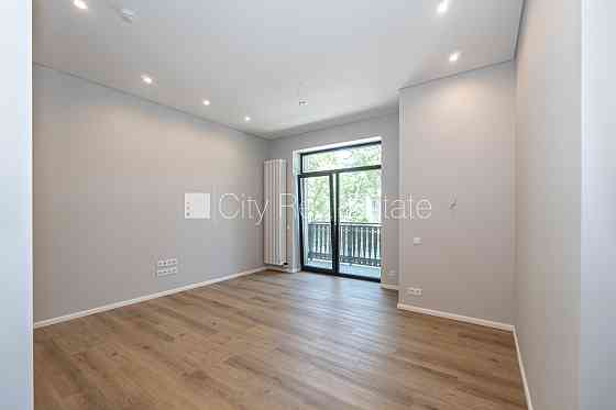 Новостройка, благоустроенная озеленённая территория, подъездная дорога покрыта Jūrmala