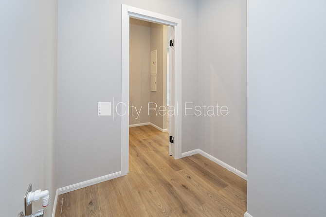 Новостройка, благоустроенная озеленённая территория, подъездная дорога покрыта Юрмала - изображение 15