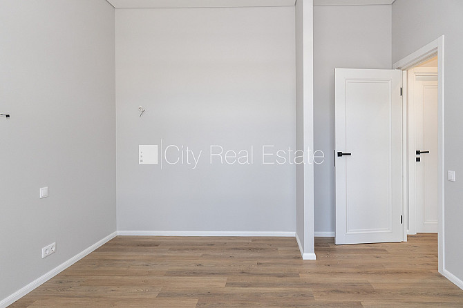 Новостройка, благоустроенная озеленённая территория, подъездная дорога покрыта Юрмала - изображение 12