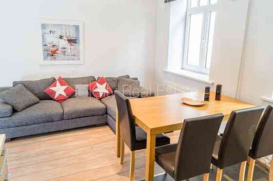 Фасадный дом, подъездная дорога покрыта брущаткoй, вход со двора, лестничная Рига