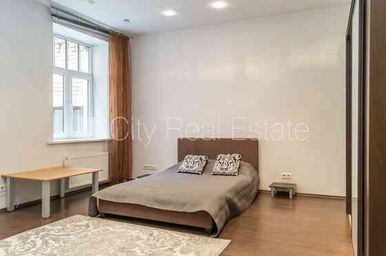 Фасадный дом, подъездная дорога покрыта брущаткoй, вход со двора, лестничная Рига