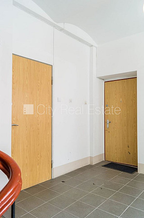 Фасадный дом, подъездная дорога покрыта брущаткoй, вход со двора, лестничная Рига - изображение 17