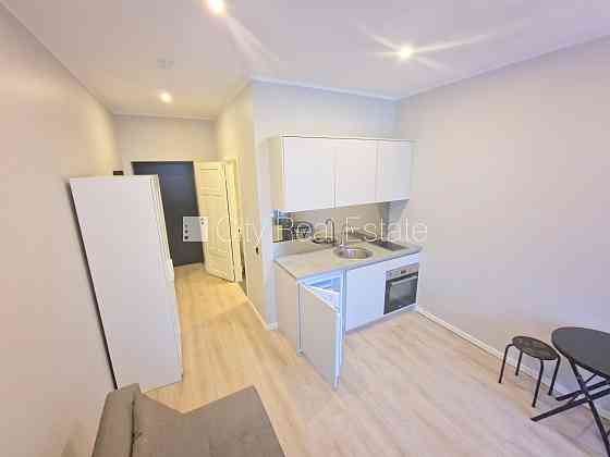 Фасадный дом, реновированный дом, вход с улицы, лестничная клетка после Рига