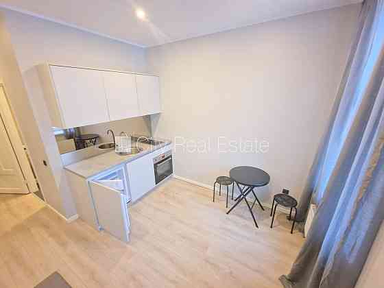 Фасадный дом, реновированный дом, вход с улицы, лестничная клетка после Рига