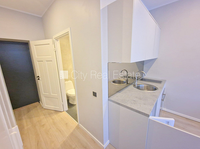 Fasādes māja, renovēta māja, ieeja no ielas, kāpņu telpa pēc kapitālā remonta, logi Rīga - foto 10