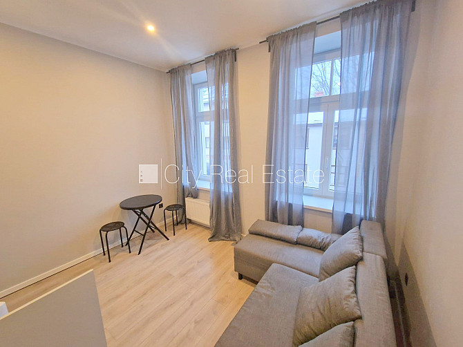 Fasādes māja, renovēta māja, ieeja no ielas, kāpņu telpa pēc kapitālā remonta, logi Rīga - foto 5