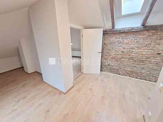 Здание во дворе, реновированный дом, закрытый двор, вход с улицы и со двора, Рига