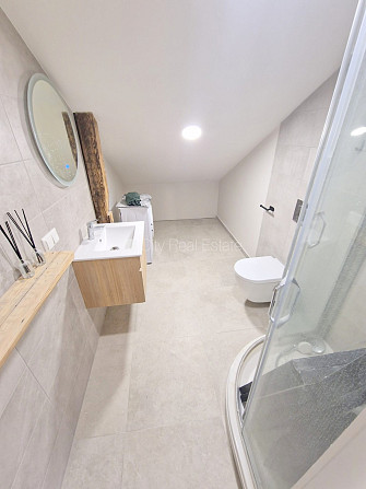 Здание во дворе, реновированный дом, закрытый двор, вход с улицы и со двора, Рига - изображение 8