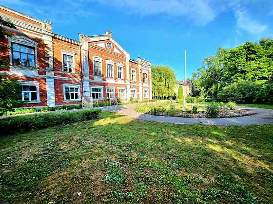 Благоустроенная озеленённая территория, места для нескольких машин, стоянка на Добеле и Добельский край