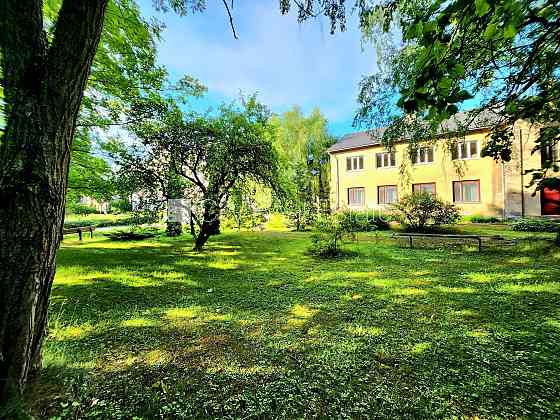 Благоустроенная озеленённая территория, места для нескольких машин, стоянка на Добеле и Добельский край