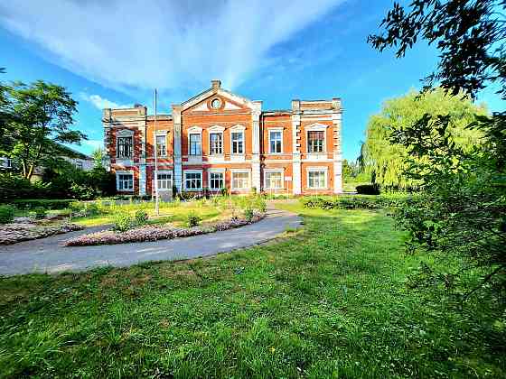 Благоустроенная озеленённая территория, места для нескольких машин, стоянка на Добеле и Добельский край