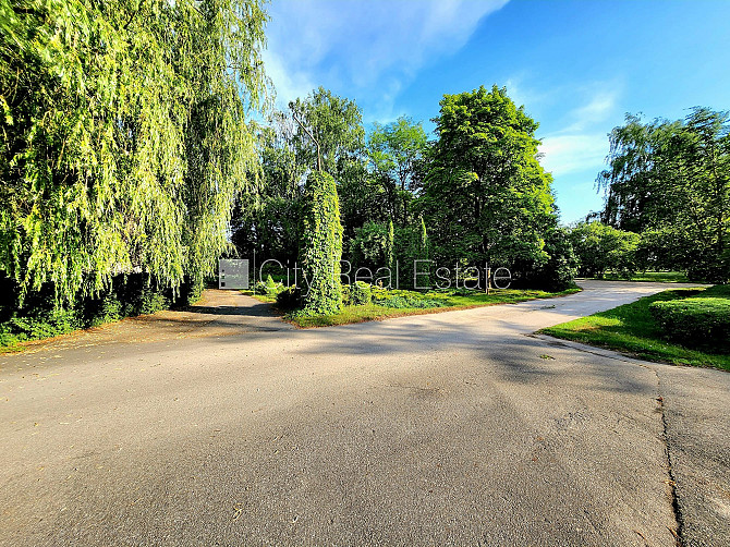 Благоустроенная озеленённая территория, места для нескольких машин, стоянка на Добеле и Добельский край - изображение 9