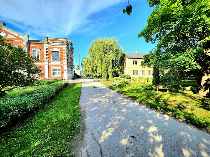 Благоустроенная озеленённая территория, места для нескольких машин, стоянка на Добеле и Добельский край - изображение 17