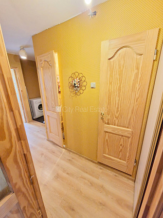 Земля в собственности, вход с улицы, лестничная клетка без ремонта, лоджия, окна Юрмала - изображение 19