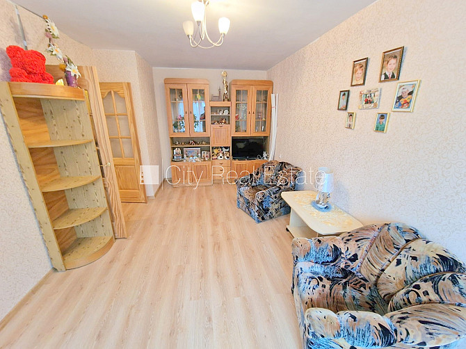 Земля в собственности, вход с улицы, лестничная клетка без ремонта, лоджия, окна Юрмала - изображение 3