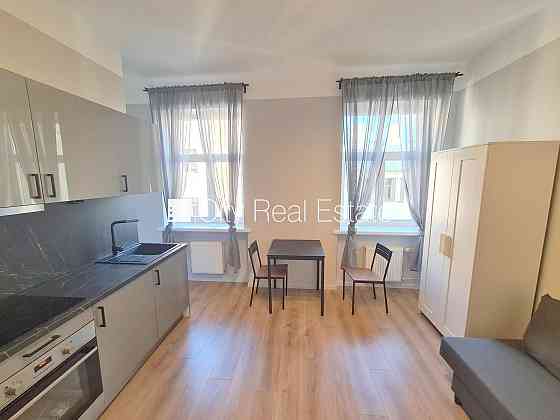 Здание во дворе, фасадный дом, закрытый двор, вход с улицы и со двора, лифт, Рига