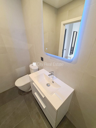 Здание во дворе, фасадный дом, закрытый двор, вход с улицы и со двора, лифт, Рига - изображение 16