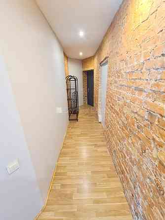 Здание во дворе, реновированный дом, закрытый двор, вход с улицы и со двора, Рига