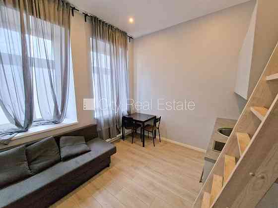 Фасадный дом, реновированный дом, вход с улицы, лестничная клетка после Рига