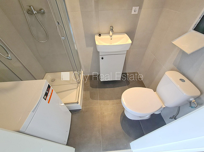 Фасадный дом, реновированный дом, вход с улицы, лестничная клетка после Рига - изображение 10