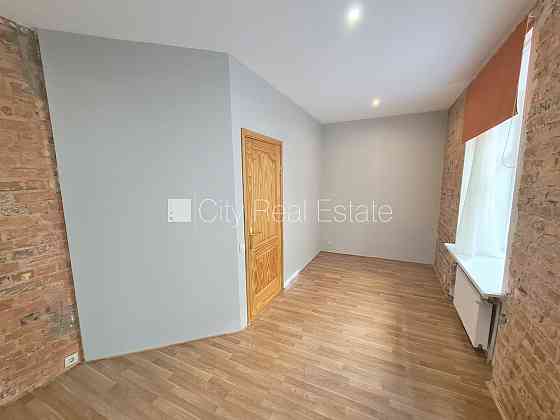 Здание во дворе, реновированный дом, закрытый двор, вход с улицы, лестничная Рига