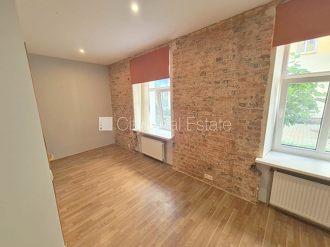 Здание во дворе, реновированный дом, закрытый двор, вход с улицы, лестничная Рига - изображение 5