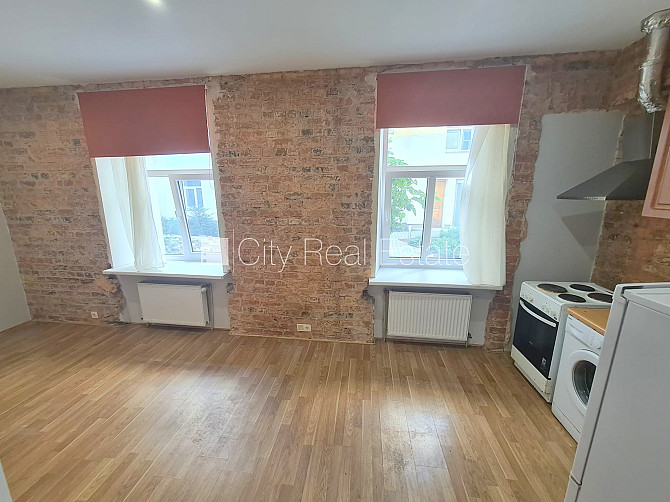 Здание во дворе, реновированный дом, закрытый двор, вход с улицы, лестничная Рига - изображение 9