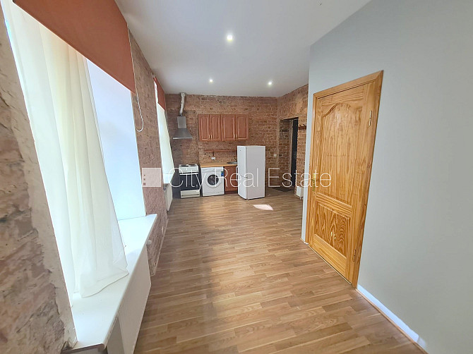 Здание во дворе, реновированный дом, закрытый двор, вход с улицы, лестничная Рига - изображение 2