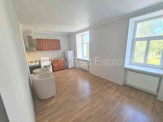 Фасадный дом, реновированный дом, фасад с декоративной штукатуркой, закрытый Рига