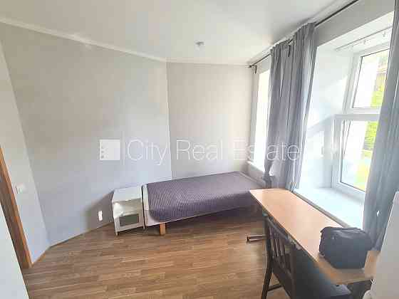 Здание во дворе, реновированный дом, закрытый двор, вход с улицы и со двора, Рига