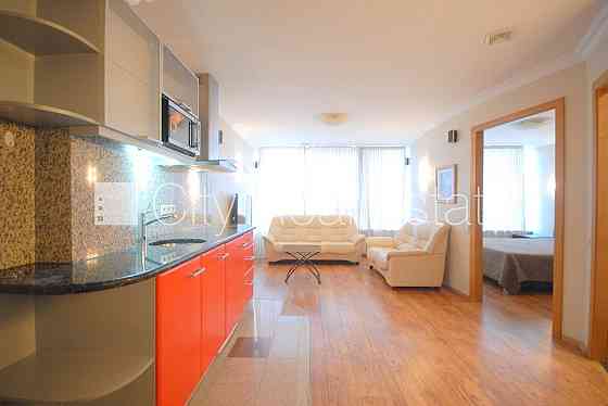 Новостройка, здание во дворе, закрытый двор, лифт, два балкона, окна выходят во Rīga