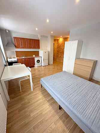 Здание во дворе, реновированный дом, закрытый двор, вход с улицы и со двора, Рига