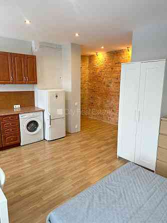 Здание во дворе, реновированный дом, закрытый двор, вход с улицы и со двора, Рига