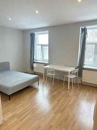 Здание во дворе, реновированный дом, закрытый двор, вход с улицы и со двора, Рига