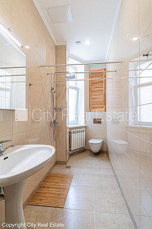 Земля в собственности, фасадный дом, реновированный дом, количество квартир в Рига - изображение 9