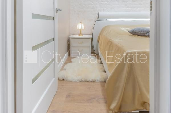 Фасадный дом, вход со двора, окна выходят во двор, изолированные комнаты 1 шт., Рига - изображение 3